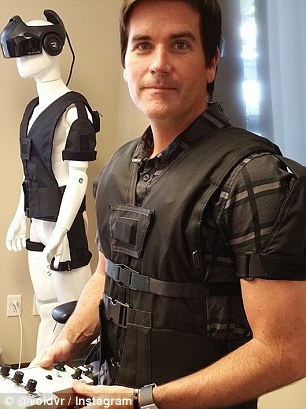 “虚空”公司首席技术官詹姆斯-延森为游戏玩家模特调试服饰装备。