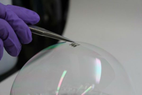 麻省理工学院研发超薄太阳能电池，可放在泡泡上